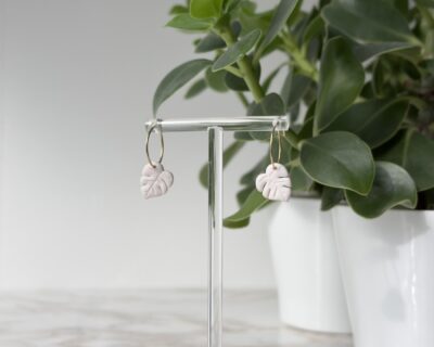 Cercei rotunzi handmade monsteria.ro Mini White Monstera