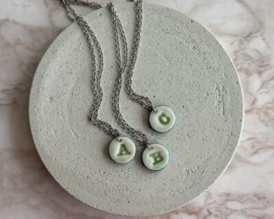 Lanțișor, inițială nume, Monsteria