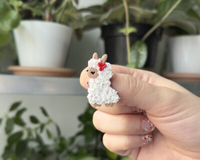 Broșă Dolly Llama, Monsteria